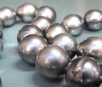 Collier de perles de culture de Tahiti baroques en chute diamètre 8 à 11.9 mm, fermoir...