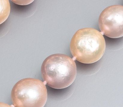 Collier de grosses perles de culture roses...