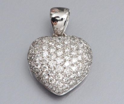 null Pendentif cœur en or gris 750°/00 serti de diamants taille brillant. 5.20 g