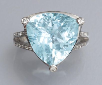 MAUBOUSSIN Bague en or gris 750°/00 (tête d'aigle) sertie d'une topaze bleue triangulaire...