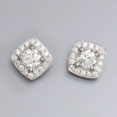 null Paire de puces en or gris 750°/00 , chacune est sertie d 'un diamant taille...