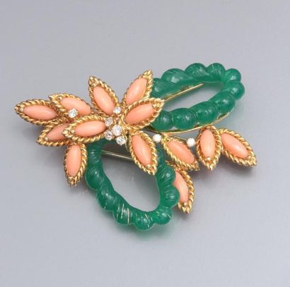 FRED Broche clip gerbe en or jaune 750°/00 (tête d'aigle) sertie de corail rose peau...