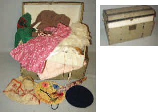 null Malle de poupée en cartonnage et bois à couvercle bombée contenant de très nombreux...