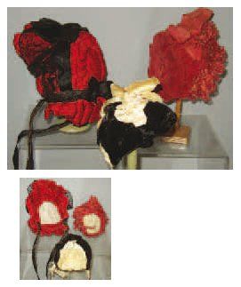 null Trois très beaux chapeaux de bébés articulés en soie, A : Rouge et noir à bavolet...