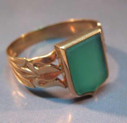 null Bague repercée sertie d'une agate verte en écusson. TDD 58