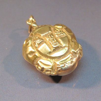 null Pendentif en or jaune repoussé. Vers 1900. Poids : 3g