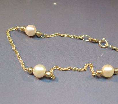 null Bracelet en or jaune orné de perles de culture. Poids : 1.50 g. Longueur : 16.50...