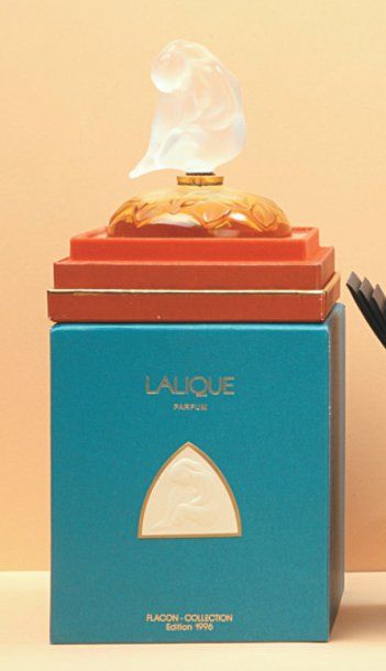 Lalique « Beauté & Douceur » - (1996) Présenté dans son coffret en carton gainé de...