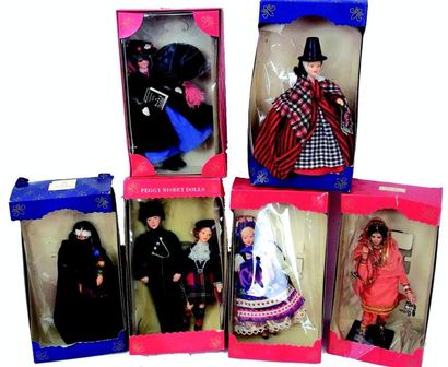 null "Ensemble de 6 poupées  en costume historique de fabrication anglaise de l'artiste...