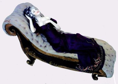 null “Femme en repos” demi figure en porcelaine allongée sur un lit de repos de style...