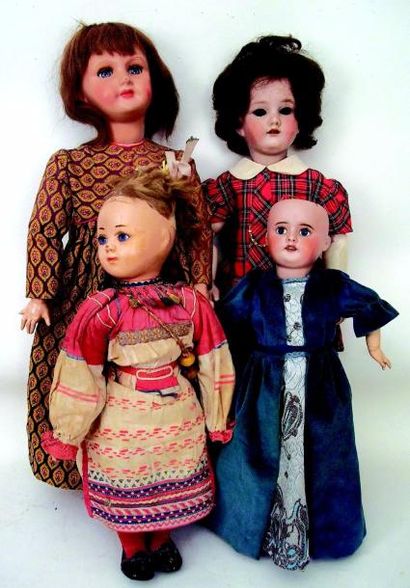 null Ensemble de quatre poupées comprenant deux avec la tête en carton moulé. H 50...
