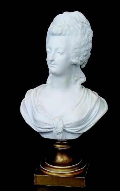 null Buste de la Reine Marie Antoinette en biscuit (XIXème) H 14”. Socle doré en...