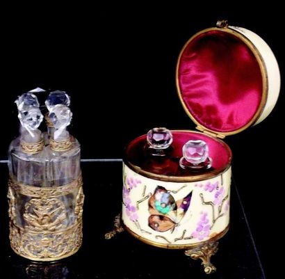 null Deux boîtes à flacons à parfum pour Dame, l’une en porcelaine à décor de papillons...