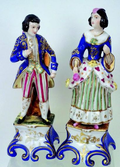 null Paire de personnages du XVIIIe siècle en porcelaine polychrome. H 25 cm. Fabrication...