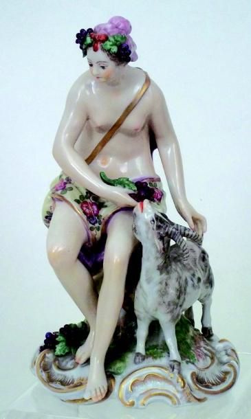 null Dame de l'Antiquité se tenant à coté d'une chèvre. H 19 cm. XIXème. Porcelaine...