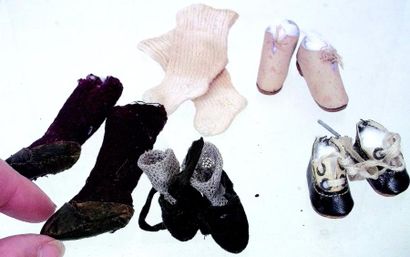 null Ensemble 6 souliers pour mignonnettes ou petites poupées + bas.

120/150 euros

Group...