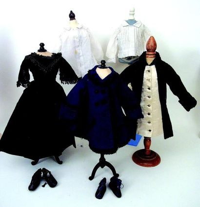 null Deux robes de poupées parisiennes, un manteau et deux chemisiers pour poupée...