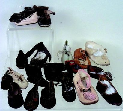 null Ensemble de 21 souliers anciens séparés de marques et tailles diverses. + -Ensemble...