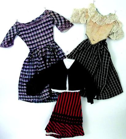 null Une robe et deux ensembles pour poupées parisienne de taille 4. (circa 1885)...