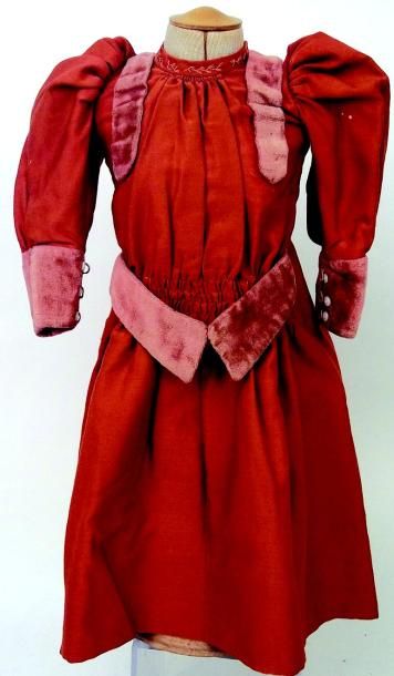 null Robe de bébé allemand en lainage, couleur rouille. H 52 cm (circa 1910)

130/200...