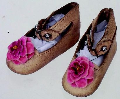 null Paire de souliers en cuir beige avec fleur rose. L semelle : 6 cm.

150/220...
