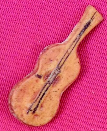 null Guitare. Biscuit polychrome