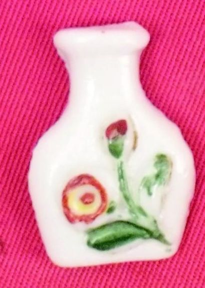 null Vase avec décorde fleurs polychromes en relief. Biscuit polychrome