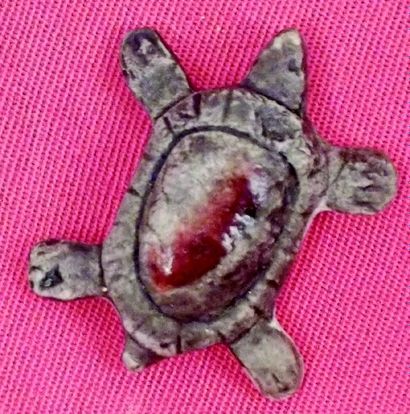 null Tortue noire et rouge. Biscuit polychrome
