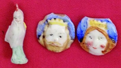 null Deux médaillons en biscuit polychromes avec roi et reine (accidentés) manque...