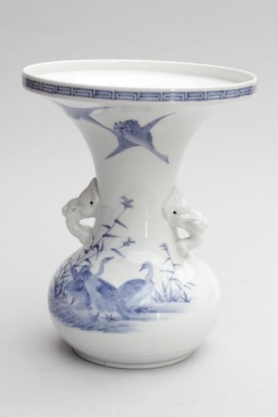 null VASE de forme cornet en porcelaine de la Chine à décor en camaieux de bleu de...