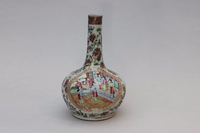 null Vase bouteille en porcelaine de la Chine à décor polychrome de scènes de Palais...