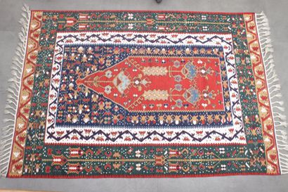 null Tapis Kilim en laine à décors d'un mihrab central rouge sur fond bleu, la bordure...