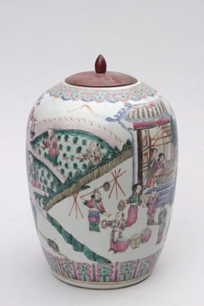 null POT COUVERT en porcelaine de la Chine à décor de personnages et scene de palais,...