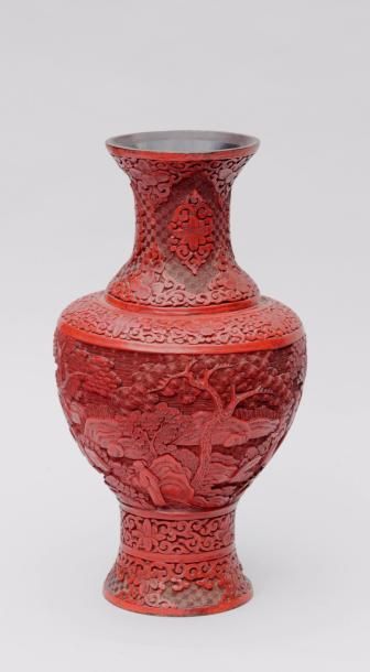 null VASE de forme balustre en laque rouge à décor de personnages dans un paysage...