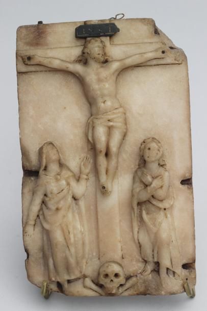 null Plaque en albâtre sculpté représentant en fort relief la Crucifixion avec la...