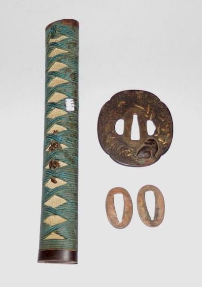 null KATANA, TSUBA en fer patiné à décor d'un chiot auprès de feuillages, TSUKA gainée...