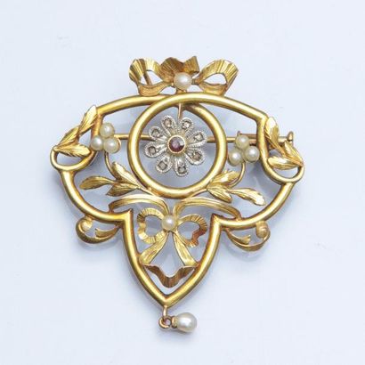 null Broche pendentif volute en or deux tons 750°/00, sertie de demi perles, diamants...