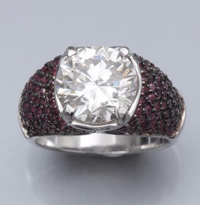 null Bague en or gris 750°/00, sertie d 'un diamant taille brillant de 5.91 carats...