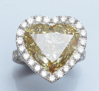 null Bague en or deux tons 750°/00, sertie d'un important diamant jaune taillé en...