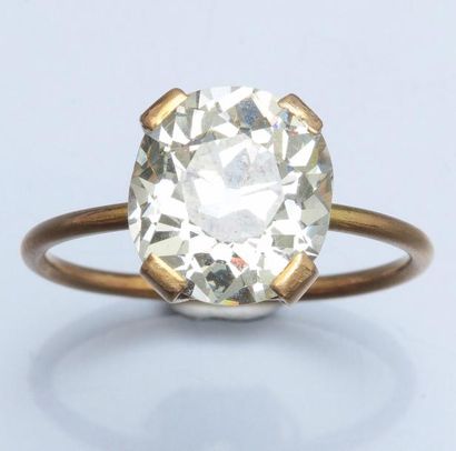 null Bague en or jaune 750°/00 sertie d 'un diamant coussin taille ancienne de 6.15...
