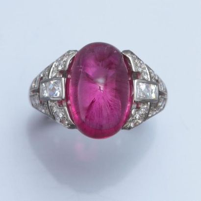 null Bague en or gris 750°/00, sertie de diamants et centrée d'une tourmaline rose...