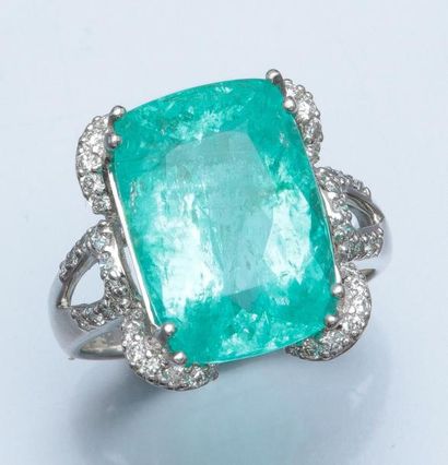 null Bague en or gris 750°/00, sertie d 'une tourmaline Paraïba coussin de 9.07 carats,...