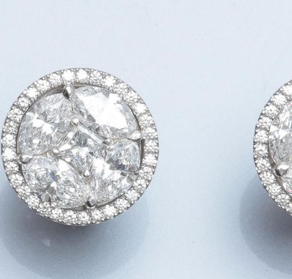 null Paire de boucles d'oreilles rondes en or gris 750°/00 serties de diamants taille...