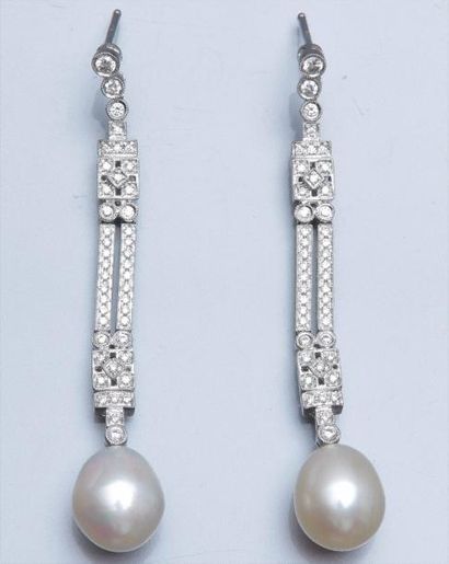 null Paire de pendants d'oreilles en or gris 750°/00 serties de diamants taille brillant...