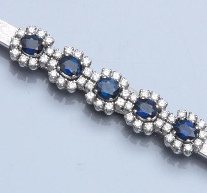 null Bracelet en or gris brossé 750°/00, serti de saphirs ovales entourés de diamants...