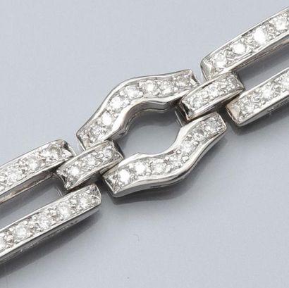null Bracelet en or gris 750°/00, à mallons articulés sertis de diamants taille brillant....