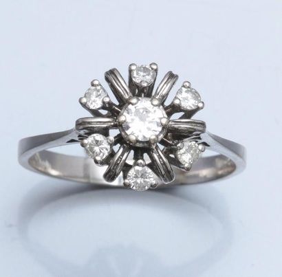 null Bague fleur en or gris 750°/00 sertie de petits diamants. 3.10 g. TDD 56. Poinçon...