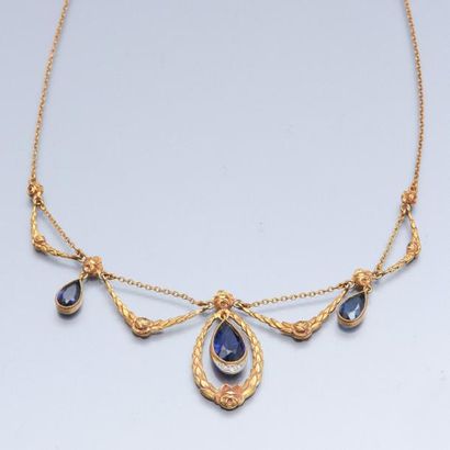 null Collier draperie en or jaune 750°/00, orné de guirlandes fleuries, serties de...