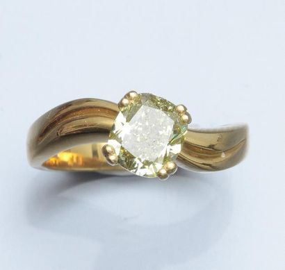null Bague en or jaune 750°/00 sertie d 'un diamant jaune coussin de 1.54 carat (pesé)...