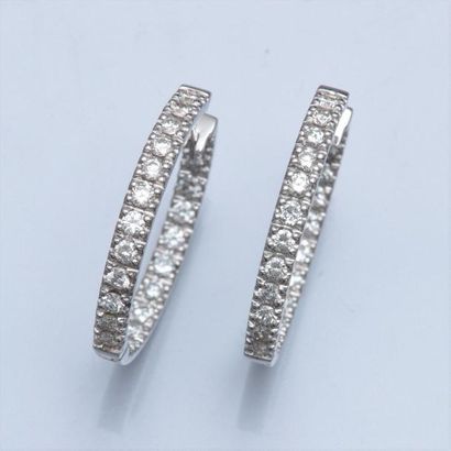null Paire de créoles en or gris 750°/00, serties de diamants taille brillant. 10.10...